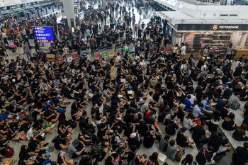 Manifestantes pro-democracia de Hong Kong bloquean el acceso a las puertas de salida durante otra manifestación en el aeropuerto internacional de Hong Kong el 13 de agosto de 2019 (Foto de Philip FONG / AFP)