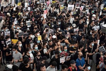 Los participantes intentan ocupar la sala de embarque durante la protesta (Foto de Philip FONG / AFP)