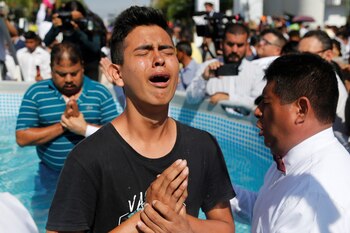 Un fiel es bautizado en