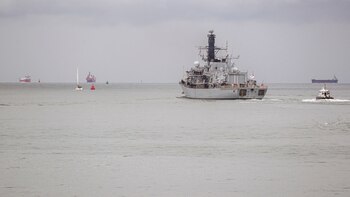 El HMS Kent comienza su