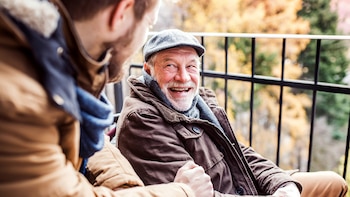 Las personas mayores se tienen que