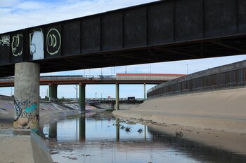 Vista general de un tramo del Río Bravo bajo un puente fronterizo este martes, en Ciudad Juárez (México). (Foto: EFE/ Luis Torres)