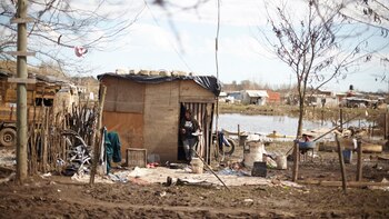 Las viviendas en los barrios populares tienen piso de tierra y paredes de cartón (TECHO)