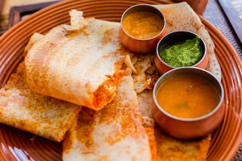 Por último, el masala dosa: una especie de crêpe indio crocante, de masa hecha de lentejas y arroz fermentados, que puede comerse solo o relleno