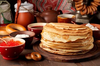 Los blinis son panqueques rusos delgados servidos con salsas dulces o saladas y a menudo acompañados con caviar rojo