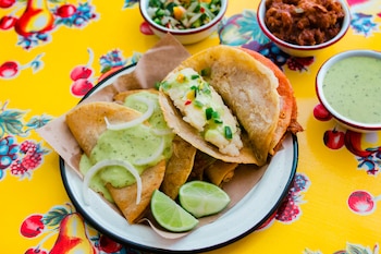 Infobae escogió algunas de las comidas más deliciosas alrededor del mundo para probar, en base a dos rankings internacionales realizados por expertos gastronómicos de la CNN e Insider.com .Los tacos son un componente principal de la cocina mexicana: tortillas enrolladas rellenas con trozos de carne o verduras, cubiertas con guacamole y salsa