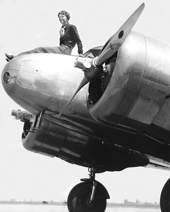 Amelia Earhart en su Lockheed
