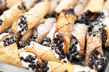El cannoli es un dulce típico de Sicilia, de donde es originario. Consiste en una masa enrollada en forma de tubo que dentro lleva ingredientes mezclados con queso ricota