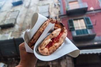 Nápoles es el hogar de la auténtica pizza napolitana, considerada entre las más famosas del mundo