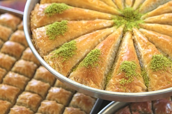 El baklava es un tradicional pastel turco hecho con masa filo, nueces picadas o pasta de pistachos y miel