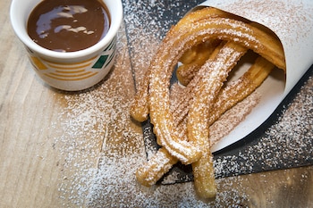 No se sabe con certeza cuáles son los verdaderos orígenes de los churros. Sin embargo, la historia más respaldada es que los churros nacieron de manos de pastores que, viviendo en las altas montañas y con acceso limitado a alimentos frescos, decidieron freír una masa hecha de harina y agua
