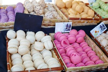 Los macarrones se originaron en Italia, pero los expertos creen que llegaron a Francia en el siglo XVI. La primera tienda de macarrones francesa fue Laudrée , que abrió en 1892 y ahora alcanza las principales ciudades gastronómicas del mundo