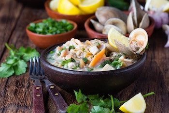 Aunque el ceviche es un plato típico de la gastronomía latinoamericana en general, teniendo cada país su particular estilo de preparación, el peruano, el plato bandera de la gastronomía del Perú, se considera el más delicioso