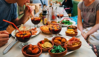 Todo amante de la comida debe experimentar una comida clásica de tapas españolas, una combinación de platos pequeños como pimientos asados, anchoas y otros platos locales