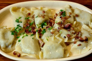 El pierogi es un plato tradicional polaco que se cree que se originó en el siglo XVII. Su relleno puede ser salado o dulce
