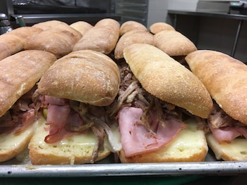 El simple pero delicioso sándwich cubano generalmente incluye jamón, queso suizo, cerdo, mostaza y encurtidos calentados entre dos crujientes panes