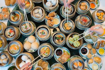 El dim sum es una comida china cantonesa de pequeños platos o canastas que suele servirse con té