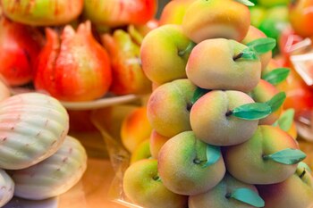 Los coloridos dulces de mazapán del emblemático mercado de comida de Barcelona, La Boquería, son uno de los preferidos de grandes y chicos