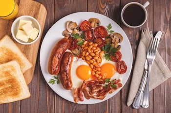 El famoso desayuno inglés completo tiene un poco de todo, desde papas hash, frijoles horneados, verduras asadas, salchichas y huevos