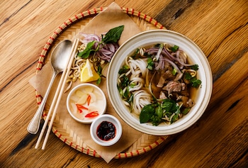 Pho vietnamita: una sopa con carne y fideos de arroz llena de aromas y sabores reconfortantes de oriente