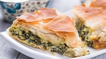 La spanakopita griega es un pastel hecho de masa filo escamosa, queso feta, espinacas, huevo y condimentos varios