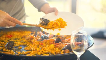 Paella española: los camarones, la langosta, los mejillones y las sepias se combinan con arroz blanco y varias hierbas, aceite y sal en este exquisito plato valenciano
