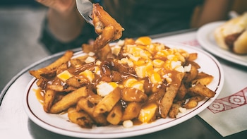 Poutine, Canadá: este icónico plato de Quebec es una combinación de papas fritas, queso cheddar y salsa