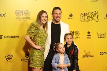 Mark Alazraki y familia