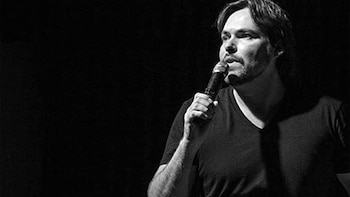 Harris arriba de un escenario