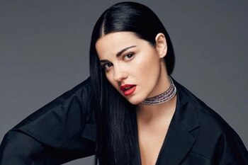 Maite Perroni sale en la