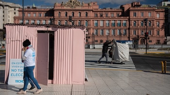 La Casilla Rosada fue emplazada sobre el Paseo del Bajo, frente a la Casa de Gobierno (Adrián Escandar)