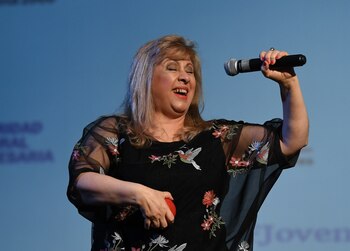 Silvia Meuli es una reconocida coach vocacional que invitó a los jóvenes a cantar y elevar la voz para potenciarla y “salir al mundo”