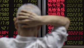 Un inversor revisa los índices