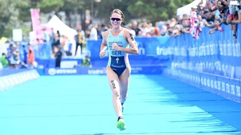 Flora Duffy, de Bermuda, fue declarada ganadora de la competencia que se realizó en la capital japonesa (Crédito: World Triathlon)