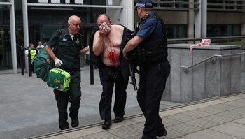 Un hombre herido es asistido