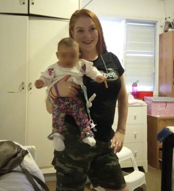 Josephine Gillan con su bebé