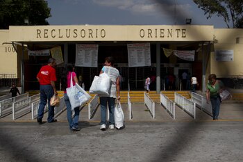 De acuerdo con información de la Subsecretaría del Sistema Penitenciario, las llamas se originaron en uno de los dormitorios del reclusorio. (Foto: Guillermo Perea/Cuartoscuro)