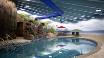 Survival Condo tiene una piscina