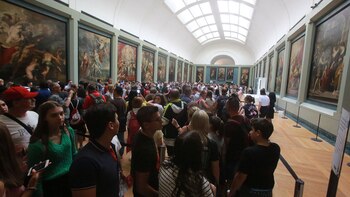 La famosa pintura de Leonardo da Vinci ha sido trasladada a una nueva habitación en el museo mientras se renueva su hogar (Owen Franken / The New York Times)