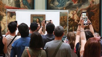 Las multitudes frente a la Mona Lisa en la Galería Medici el lunes (Owen Franken para The New York Times)