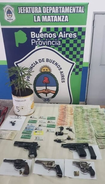 Parte del material secuestrado por los efectivos policiiales