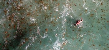 Un hombre se baña en