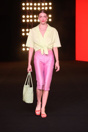 Presentó en pasarela un estilo sutil, para mujeres que quieren sentirse cómodas y únicas en el día a día con vestidos, camisas, tejidos, pantalones en los que se destaque su nobleza
