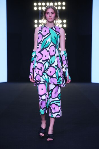 Monocromo de blusa y pantacourt