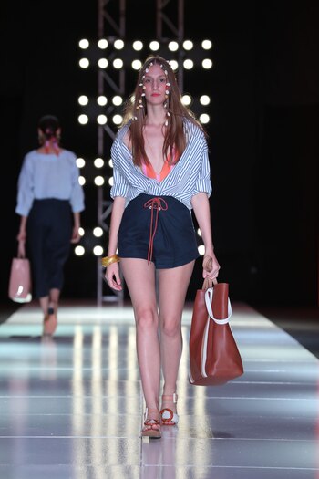 Las camisas de lino rayadas, el tiro alto y los maxi bolsos como protagonistas que se llevaron todas las miradas. En la colección también cuenta con los bolsos de rafia para la playa, tote bags y mochilas