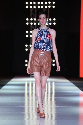 Su línea de indumentaria nunca decepciona. De cuello halter con estampado de hojas y un short de cuero, el mood se extiende a los zapatos cruzados tejidos con un pequeño taco