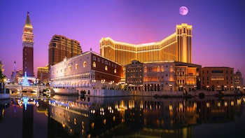 Miles de turistas llegan para