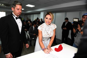 Farro firmó por segunda vez el acta de la unión civil. Su primer matrimonio fue con el exfutbolista uruguayo, Enrique Ferraro