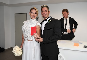 La pareja feliz con su libreta roja. “La ceremonia fue muy linda, lloramos nosotros y nuestros familiares también”, comentó la madre de Diego (Fotos: Maximiliano Luna /Teleshow)