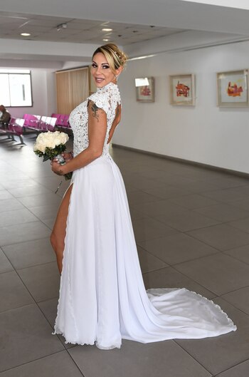 Mónica lució un vestido de cuello cisne, con mangas japonesas y espalda al descubierta de encaje y falda de seda con un gran tajo. El diseñador fue Christian Bachetti